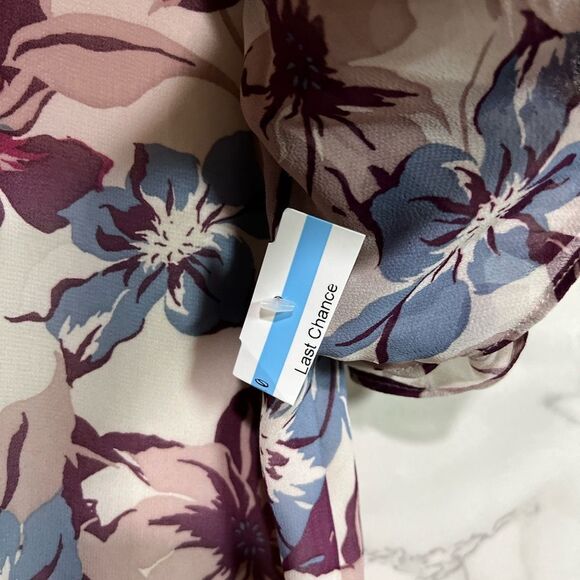 Vince Camuto Floral Print V-Neck Blouse in Sea Breeze, Size Small - Picture 4 of 13